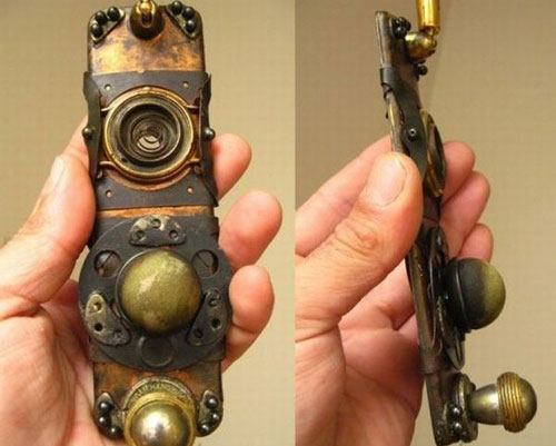 Thiết kế Steampunk của Pezzano: Mang chức năng nghe gọi đúng nghĩa của dòng điện thoại thô sơ nhất, model tái chế đạt kích thước khá lớn, đi kèm một chiếc ăng-ten dài khoảng 30cm có thể rút ngắn.